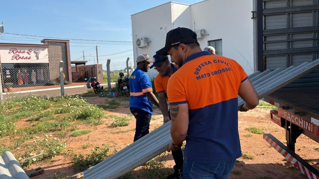 defesa-civil-de-mt-envia-telhas-e-caixas-d’agua-a-municipios-afetados-pelas-chuvas